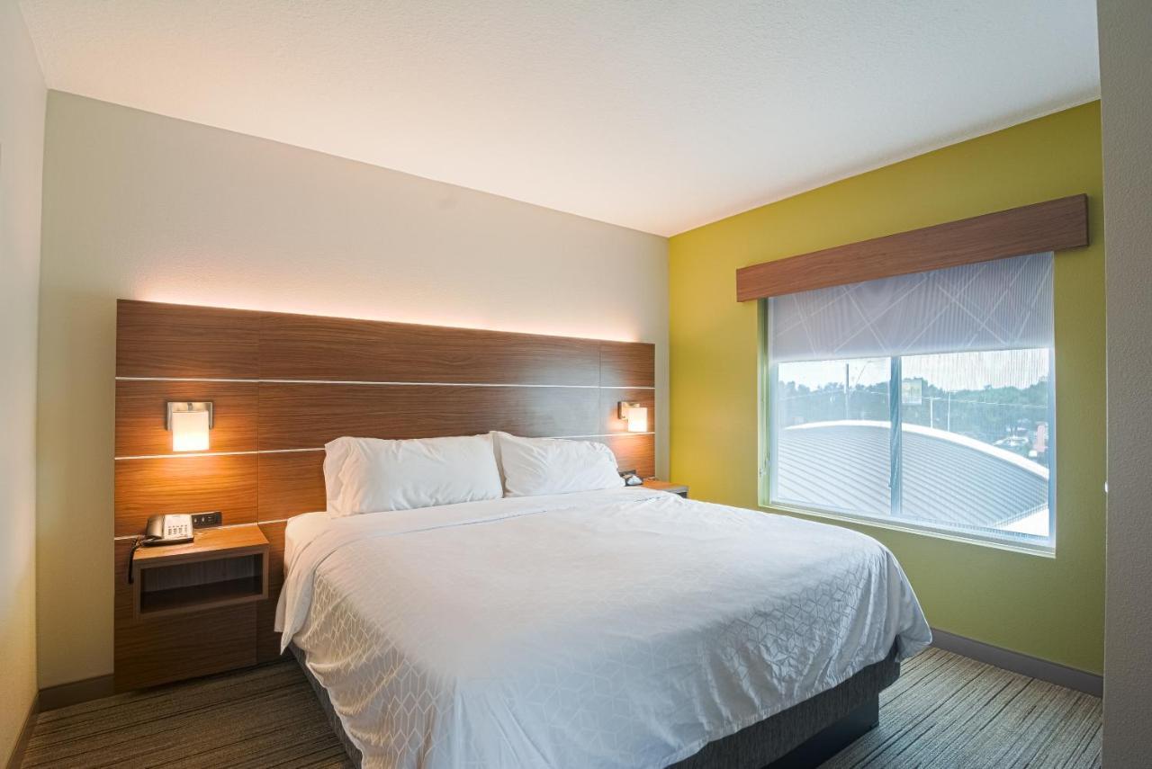 Holiday Inn Express Hotel & Suites Tampa-Usf-Busch Gardens By Ihg Экстерьер фото