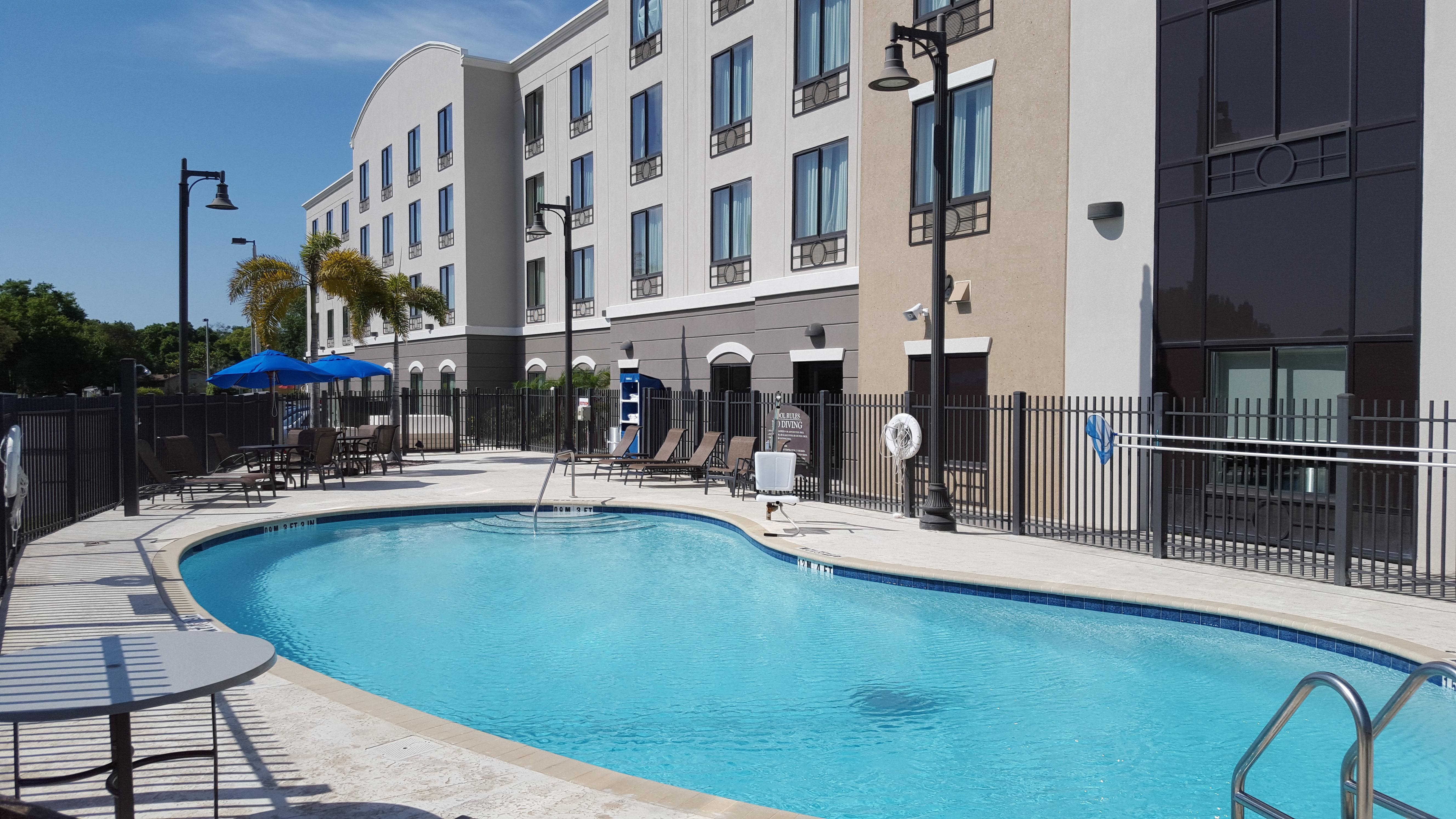 Holiday Inn Express Hotel & Suites Tampa-Usf-Busch Gardens By Ihg Экстерьер фото