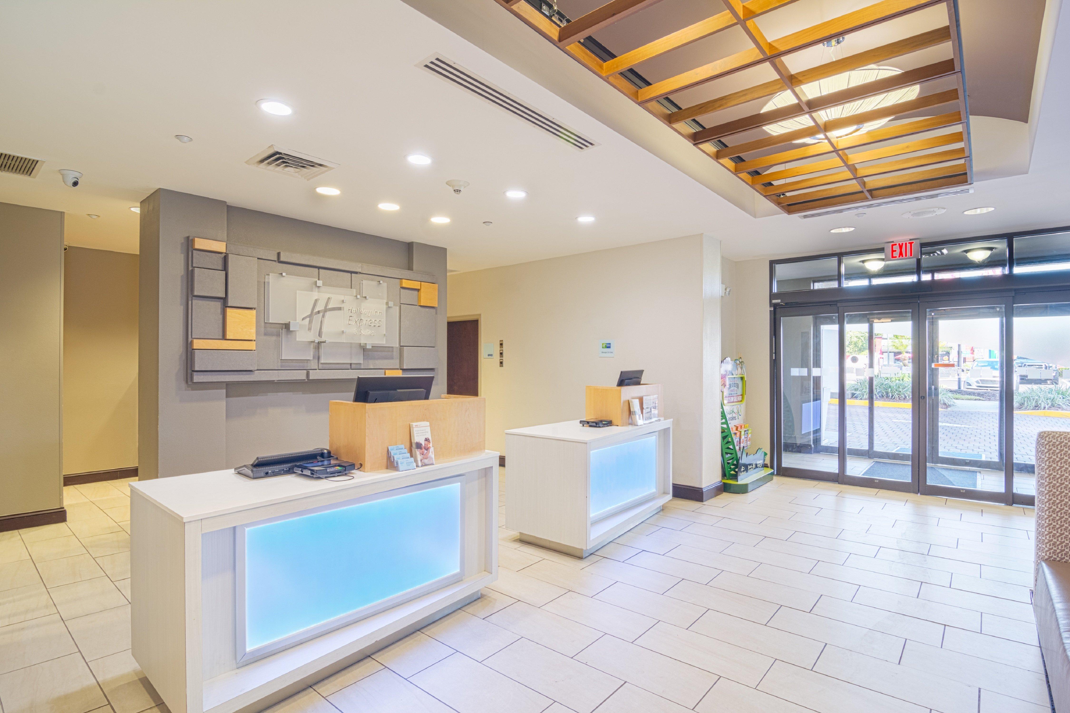 Holiday Inn Express Hotel & Suites Tampa-Usf-Busch Gardens By Ihg Экстерьер фото