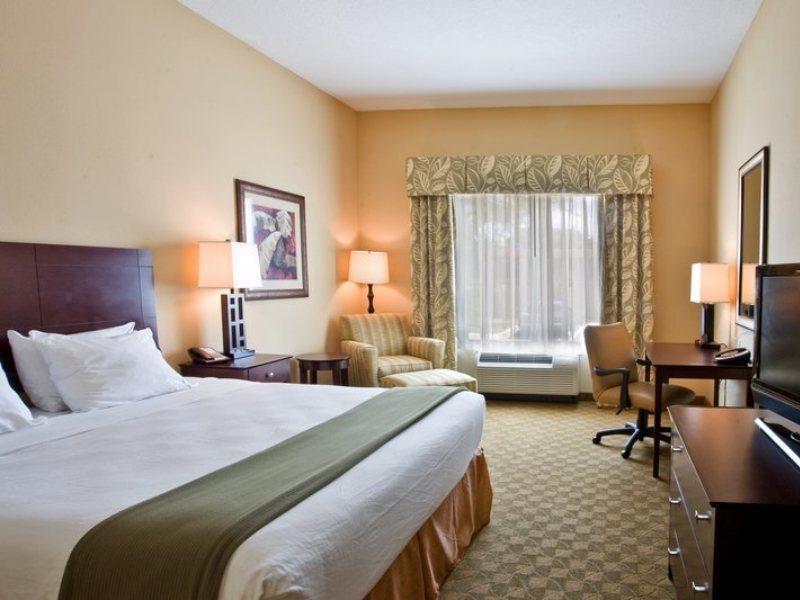 Holiday Inn Express Hotel & Suites Tampa-Usf-Busch Gardens By Ihg Экстерьер фото