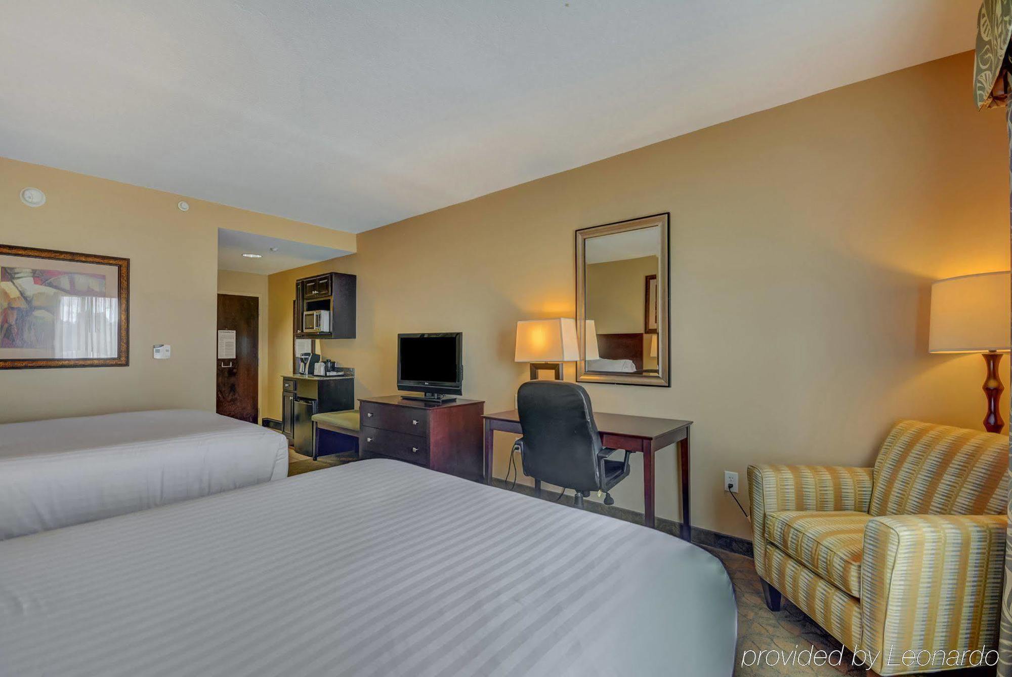 Holiday Inn Express Hotel & Suites Tampa-Usf-Busch Gardens By Ihg Экстерьер фото